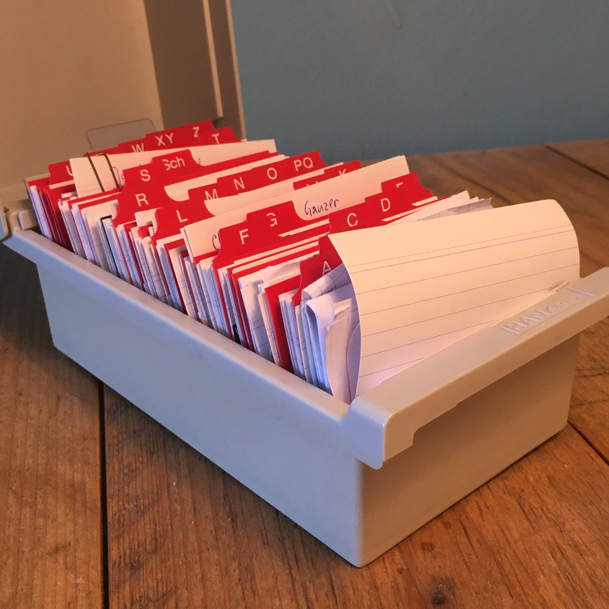 Sage mir, was du findest, wenn du deinen Schreibtisch räumst, und ich sage dir, wie alt du bist.