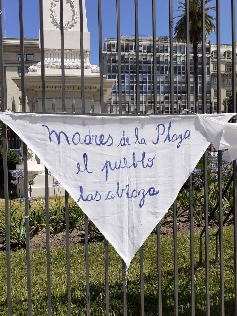 COMUNICADO DE RADIO PRESENTE ante las imágenes repudiables que se vieron ayer en la marcha de la oposición. 

Nunca Más discursos de odio y de violencia. La Plaza es Lucha, Resistencia, Amor y Democracia