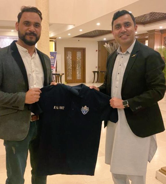 blnSquashLeague's tweet photo. Chief operating officer of BISL Omer Ajmal while presenting Dignitary shirt to Mr.Adnan🤩
#BISL42021 
#BISLKaShashka 🤟🏻
@umar_radio https://t.co/h1UITyaRXl