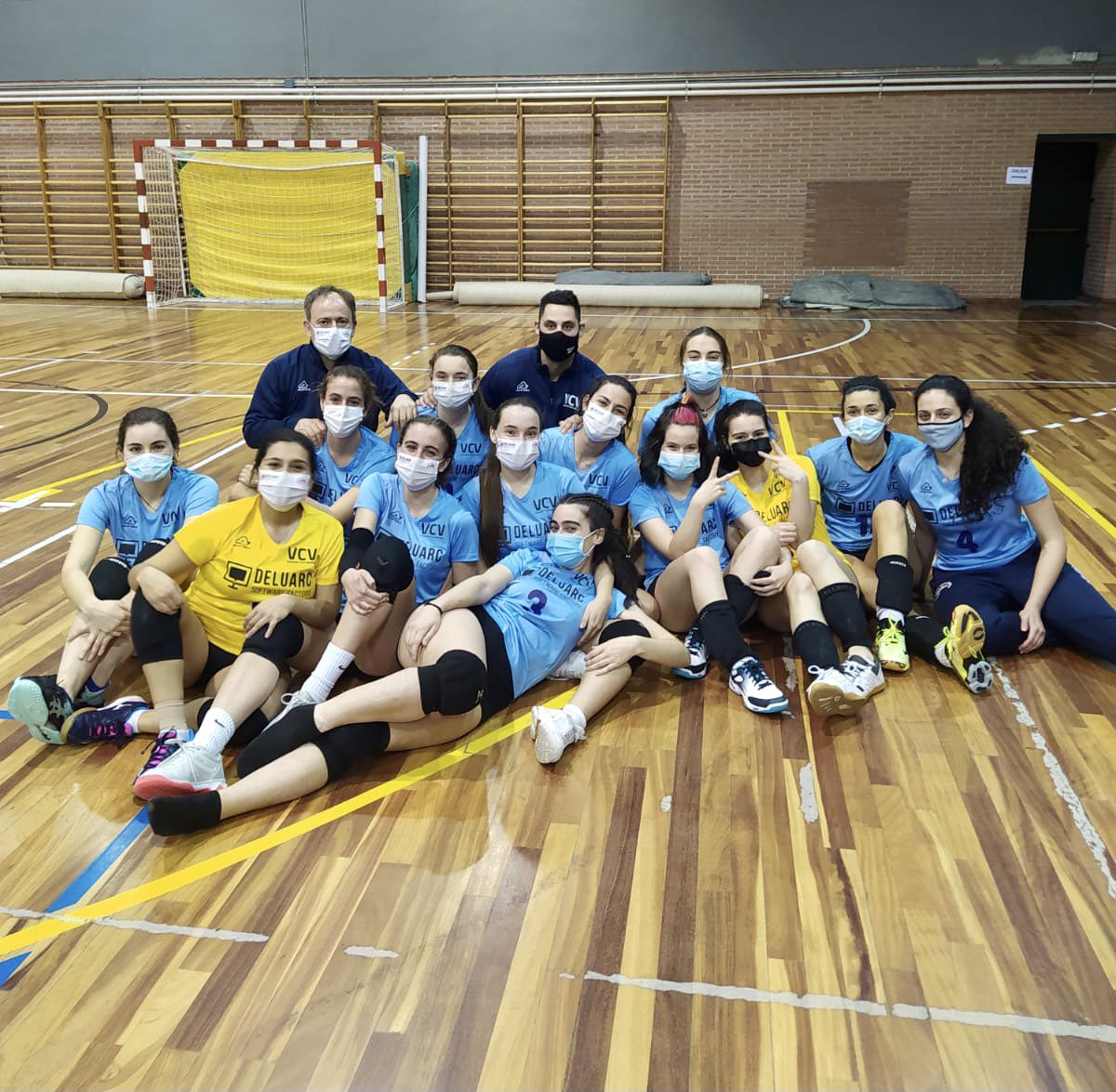 VCVoleibol's tweet photo. Derrota con sabor a victoria. Nuestras senior cambiaron su mal partido del sábado en Burgos y, pese a caer de nuevo 0-3 frente al líder invicto de Segunda, plantaron cara al potente cuadro burgalés, especialmente en los dos primeros sets. #DeluarcVCV #Somosvoleibol #Somosvcv https://t.co/mjZkug9ewx