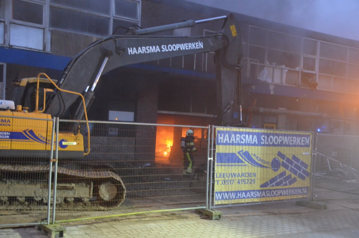 Felle binnenbrand bij voormalig garagebedrijf - #Friesland -..