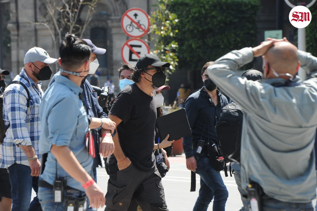 elsolde_mexico's tweet photo. ¿Qué estará planeando? 🤔

Así captaron al cineasta Alejandro González Iñárritu paseando por el Zócalo de la #CDMX: https://t.co/hsBh6mTn9E 

📸 #Fotos: Mauricio Huizar https://t.co/IgEVK4QU8N