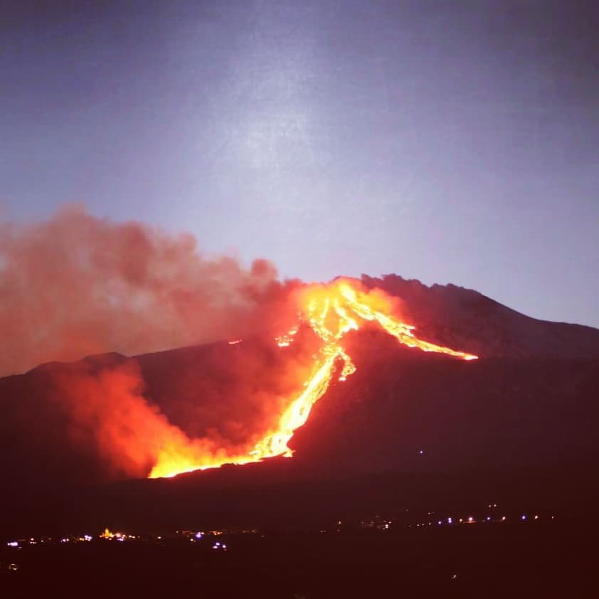 Действует ли вулкан этна. Вулкан Этна в Италии. Сицилия вулкан Этна. Этна Сицилия извержение. Извержение вулкана Этна на Сицилии.