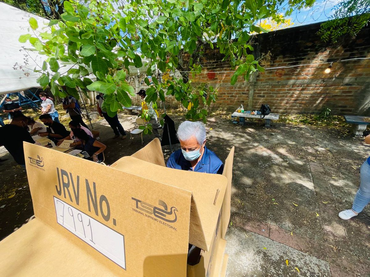 MedardoAlcalde's tweet photo. ¡Ejerciendo mi voto!

Un derecho y un deber que tenemos todos los Salvadoreños.
Participemos y vivamos esta fiesta cívica con democracia y transparencia.

No te quedes sin votar

#Elecciones2021 https://t.co/eKl2ZJRSza