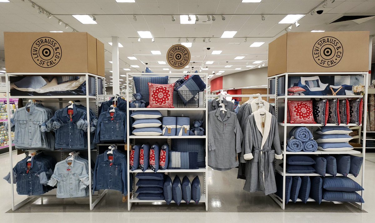 VisualByYEC's tweet image. Levi’s x Target Jersey City T1886
I'm so thankful to Fatmata the style TL😘 without her I would have never finished the labeling🤢
I also want to give a huge shout out to the style VM Orlando for his amazing work😍 you can see his talent all over the style floor.
@TargetVMDTara