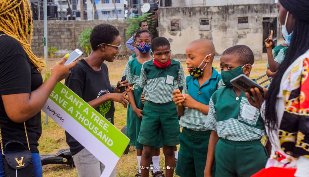 mol_yn's tweet image. Don't talk at kids,they may not have the perfect words but they've the ability to run am still
One of them said trees makes our environment beautiful.I moved with it to explain how trees beautifies our environment, how plant pot can make a difference in the home etc
#Communitrees