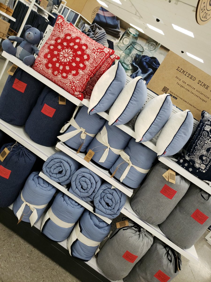 VisualByYEC's tweet image. Levi’s x Target Jersey City T1886
I ❤️❤️❤️ed this project/set!!! 
#DOWHATYOULOVE
Can you see my passion in the little wow moments in this set😎
@TargetVMDTara
@bogey177
@KealyRyan3
@samshah21
