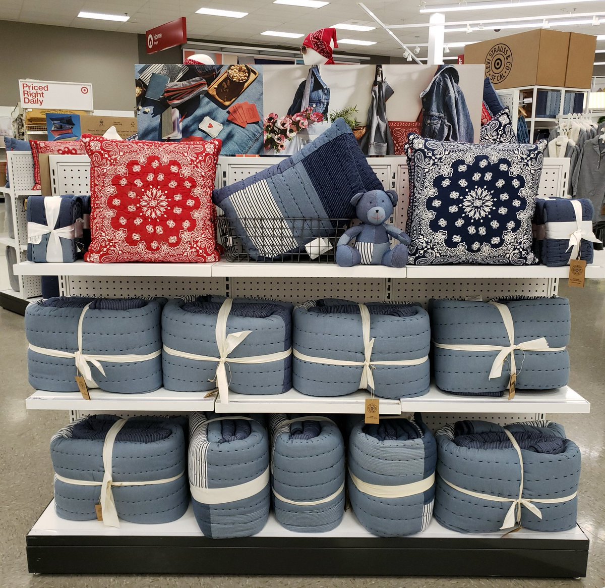 VisualByYEC's tweet image. Levi’s x Target Jersey City T1886
I ❤️❤️❤️ed this project/set!!! 
#DOWHATYOULOVE
Can you see my passion in the little wow moments in this set😎
@TargetVMDTara
@bogey177
@KealyRyan3
@samshah21