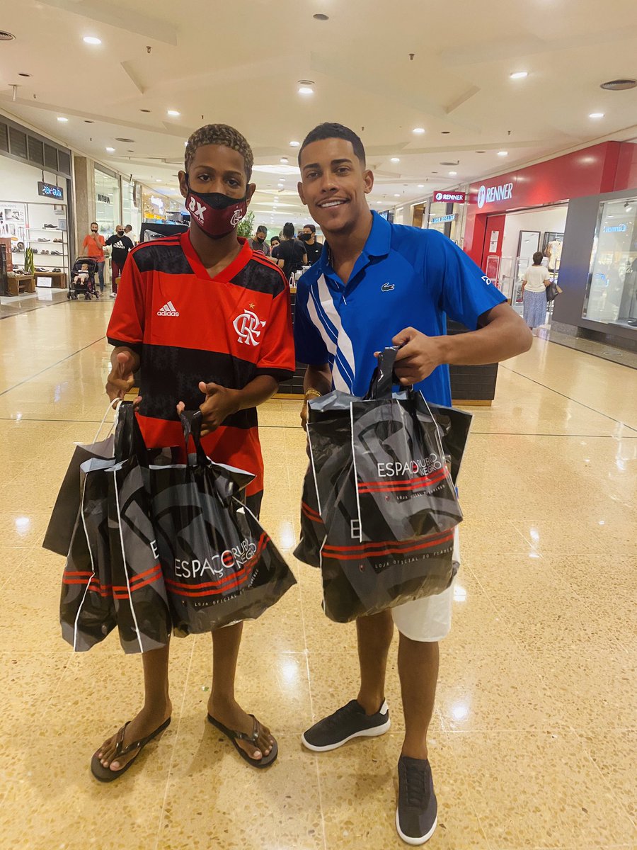 McPozedorodo's tweet photo. HOJE FOI O DIA DESSE MENOR , PRA QUEM NÃO SABE FUI FAZER UM SHOW ELE DISSE PRA MIM “ POZE DEIXA EU SÓ TE DA UM ABRAÇO E PORQUE MINHA MÃE FALECEU E ELA QUERIA MUITO TE CONHECER “ ISSO ME DEIXOU MUITO TRISTE E EU RESOLVI LEVER ELE PRA UM DIA DE ROLÊ CMG ❤️❤️ https://t.co/nLhmYGVTCX