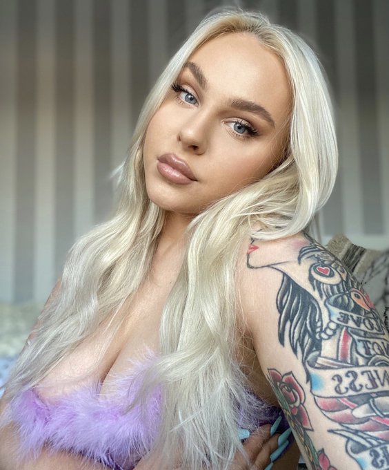 Would you rip this bra off me? 💜 https://t.co/srXXXHQepS