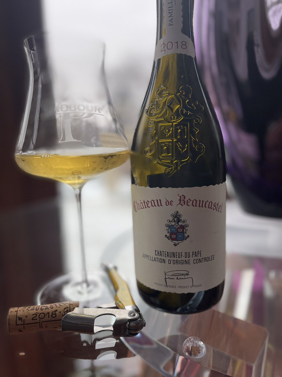 The Châteauneuf-du-Pape white wines are very special ! They account for only 7% of the production! This @Beaucastel white is lovely! 80% Roussanne, 15% Grenache Blanc, notes of mango, apricot, honeydew, full-bodied and long finish!