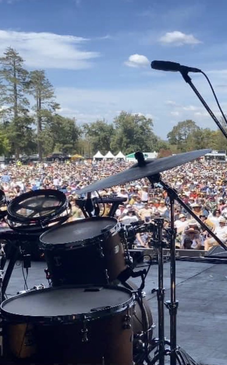 Hey <a href="/DanielAndrewsMP/">Dan Andrews</a> 7000 People can attend a concert in Ballarat yesterday sitting shoulder to shoulder but only 1000 people can attend a Football and Netball game where supporters can easily distance? I’m confused.