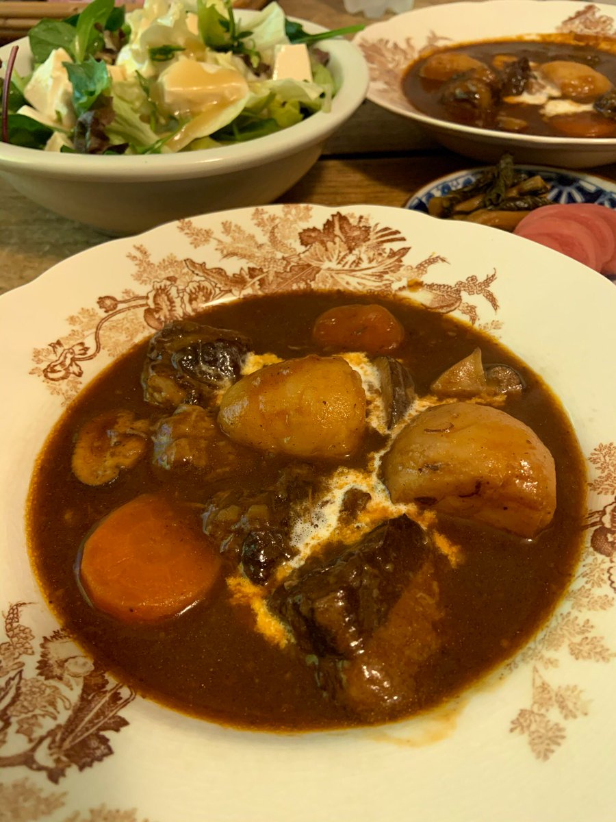 ট ইট র ヒロヲカ 忘れてた煮込む時にトマトペーストか野菜ジュース入れるんだ にんじんじゃがいもは切ってバターで全面焼き色つく まで炒めとくただしじゃがいもは煮崩れんよう大ぶりに 肉柔らかくなった煮込み鍋に入れる 缶詰のデミグラスソース入れ10分煮る