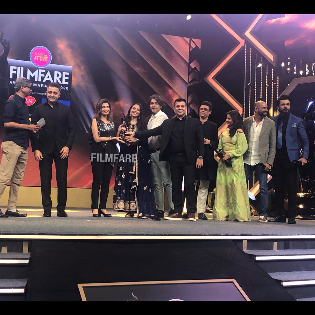 filmfare's tweet image. Team #AnandiGopal poses together after winning the Black Lady for Best Film at the #PlanetMarathiFilmfareAwards (Marathi).