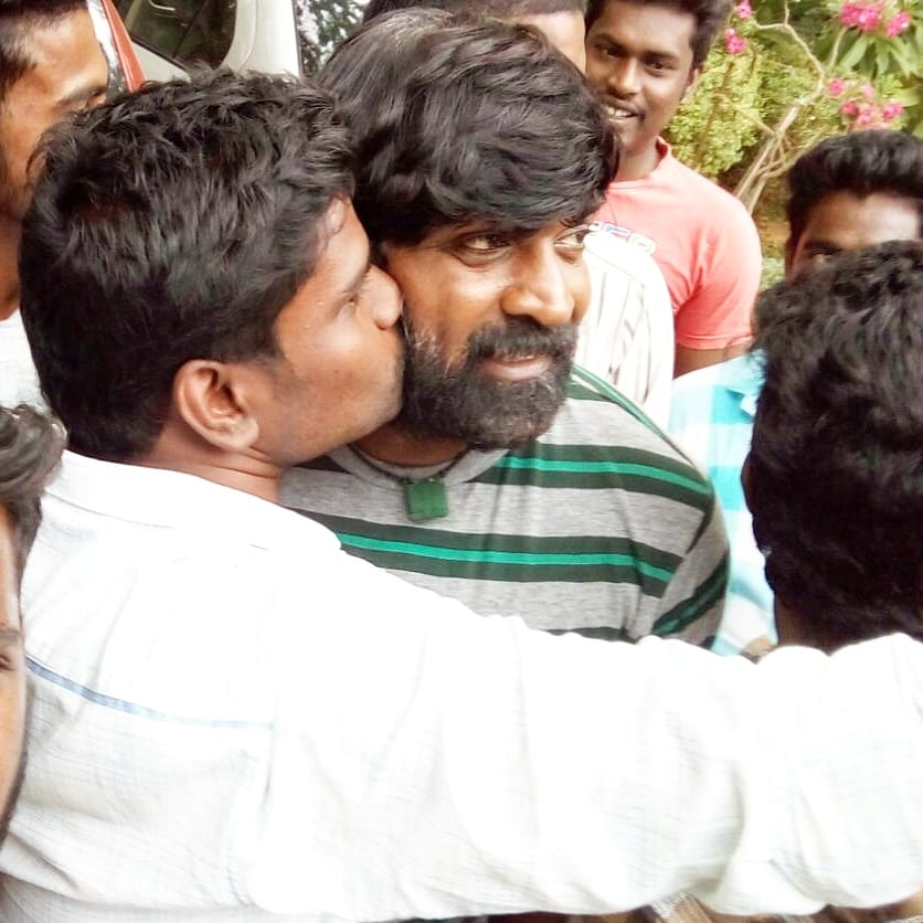 update_msvs's tweet photo. Kisses 😘💋 with 96 #Ram 🙏
.
.
#memories #blessed with @VijaySethuOffl 🤝🙏 #MakkalSelvan #VijaySethupathi #senthilkumar_msvs
.
.
, https://t.co/mz274YpCcG