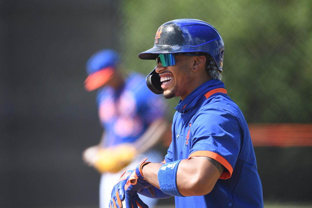 Mets's tweet photo. Smile! We play a baseball game tomorrow. 😀 https://t.co/5ePjbNiJuQ