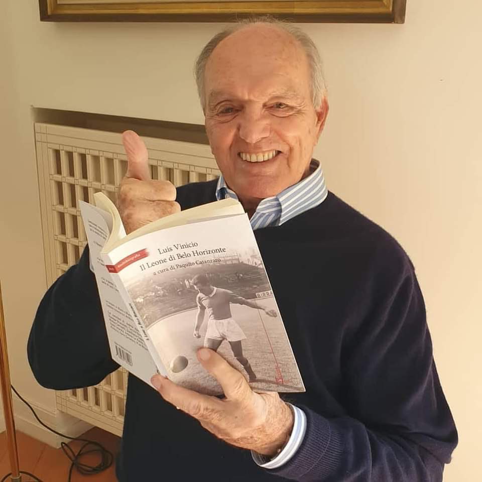 apetrazzuolo's tweet photo. Auguri mister Vinicio, che bello vederti così 😊 #89anni #olione @sscnapoli @napolimagazine #luisvinicio #vinicio https://t.co/CTOrWQEYSQ