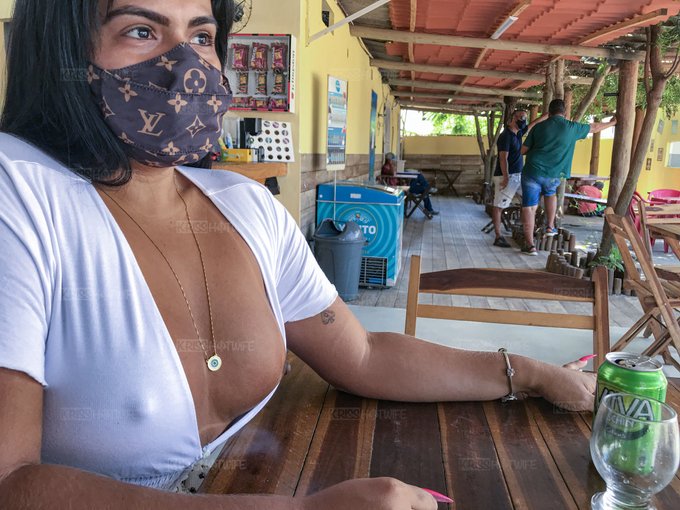 FOTOS novas para assinantes la na plataforma https://t.co/OSJFPJN6MP  Enquanto aguard&aacute;vamos o carro ficar<a href="/tag/krisshotwife"class="tags"><span>#krisshotwife</span></a>