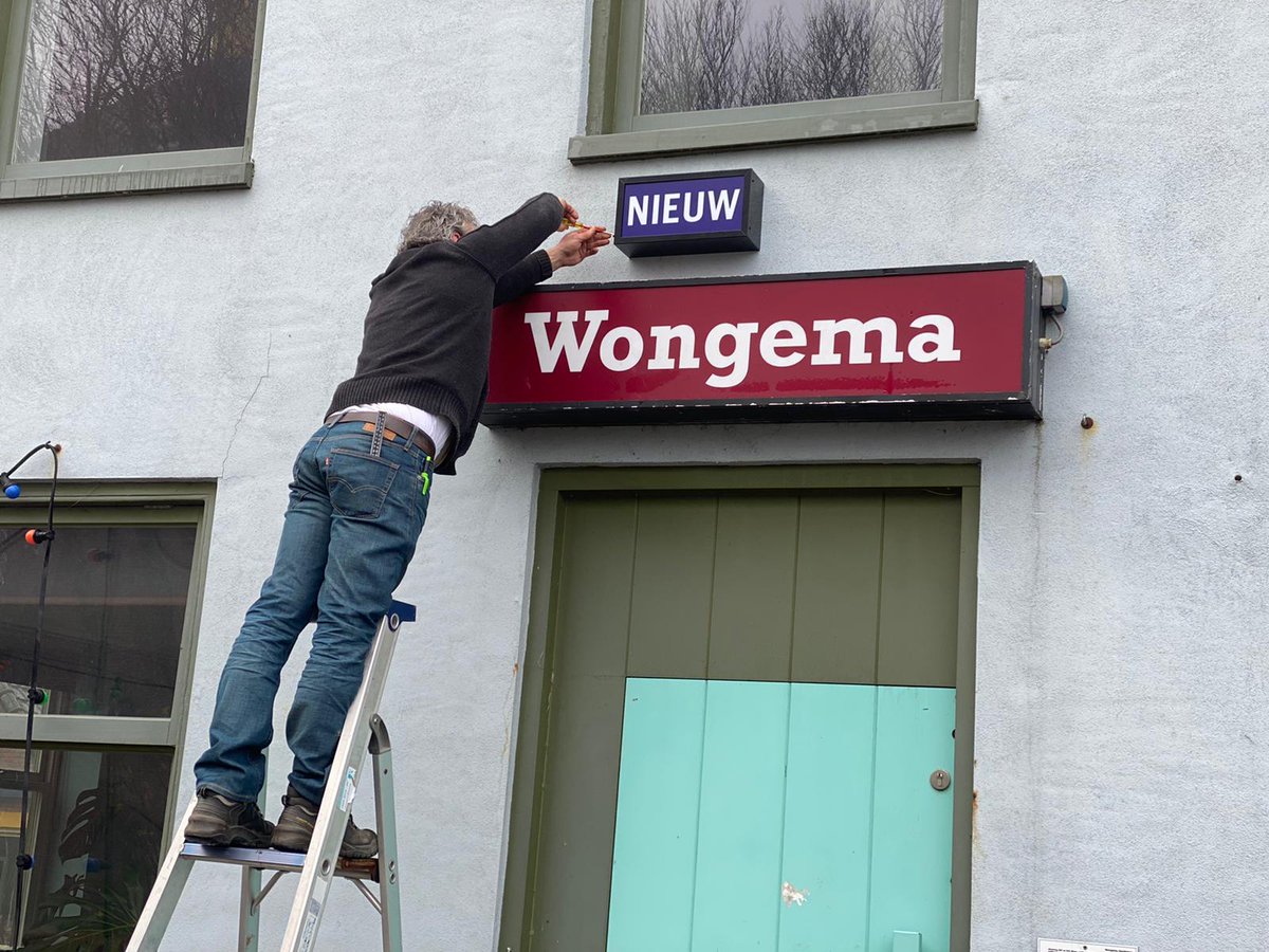 Een nieuw begin! Boven het bordje van Wongema pronkt nu “Nieuw”, want wij - Sandra, Youetta, Astrid en Wilbert - nemen het stokje over van Erik. Tof dat dat nu ook zichtbaar is, doordat Henk (bekend van dorpsfeest Henk) het bordje op de gevel bevestigd heeft.  #nieuwwongema