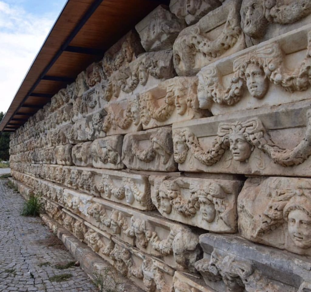 2017 yılında “Dünya Mirası” olarak tescil edilen, MÖ 5. yy'da kurulmuş Afrodisias Antik Kenti.

🏛Karacasu(Geyre), Aydın