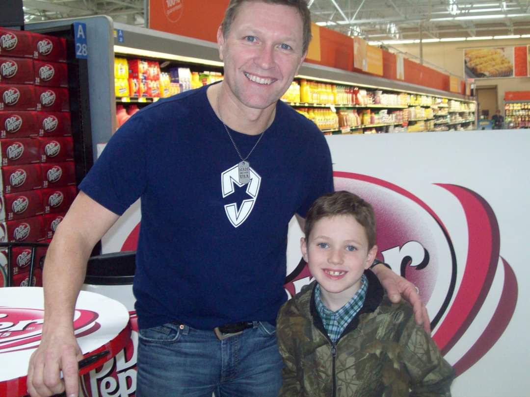 Shelli_Hartness's tweet photo. 9 years ago my son meet @cmorganmusic in Hixson Tennessee, to this day Craig is one of his favorites ❤ https://t.co/GZzX8PquRW