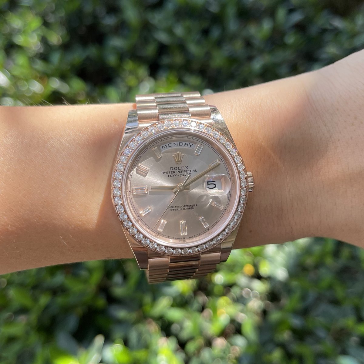 This gorgeous Everose gold Rolex Day-Date 40 with diamonds just arrived in our pre-owned collection! Includes box and papers. Get a closer look at #ProvidentJewelry.