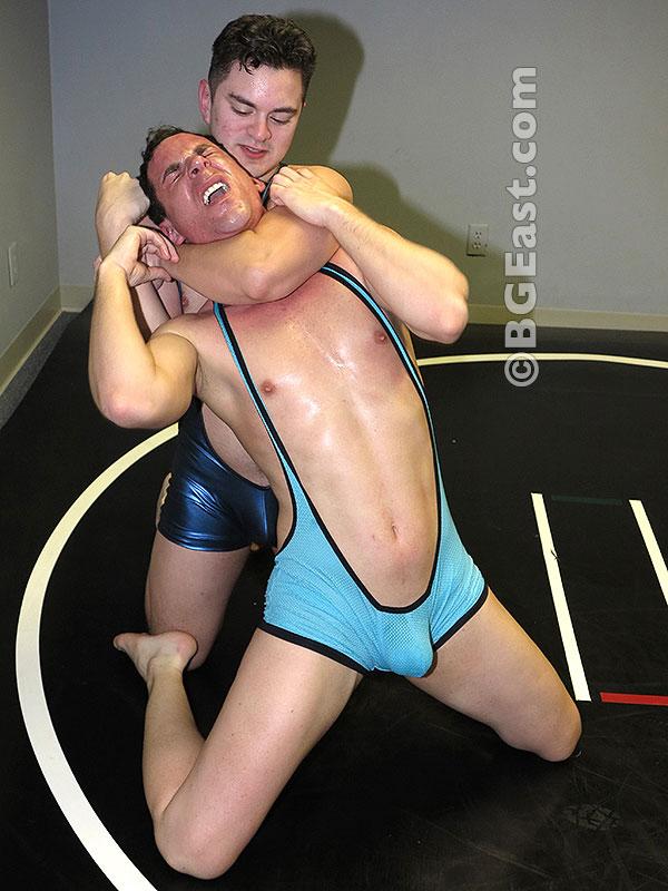 AshDeLeon5's tweet photo. #singletsunday or #sleepersunday ? Why not both? 🤷♂️
So many guys love putting me in a camel clutch.... I have no idea why 🤔😏
#camelclutch #gaywrestling #homoeroticwrestling #bulge #muscle #bgeast #matroom https://t.co/0epV66XNqO