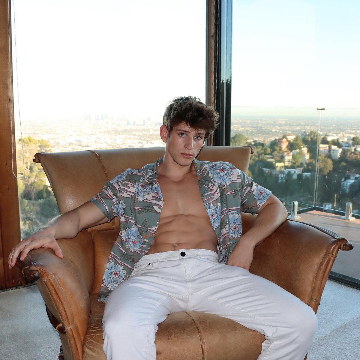 gold_reno's tweet photo. First XXX photos from LA up now on my onlyfans 🔗👇🏻 https://t.co/s7AYr9S02B