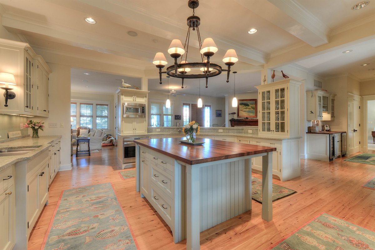 JackLingo's tweet photo. NEW LISTING! 🍍 // 7 Indiana Avenue, Lewes, DE - for sale by The Bryce Lingo &amp; Shaun Tull Team // 4BR • 4.5BA⁠ - $2,825,000
⁠
Office: 302-227-3883 / Cell: 302-236-9758⁠
shaun@jacklingo.com⁠ ⁠
⁠
View this listing: https://t.co/Te5J0aKAVd #MillionDollarListing #Delaware https://t.co/OSwHNWX4nR