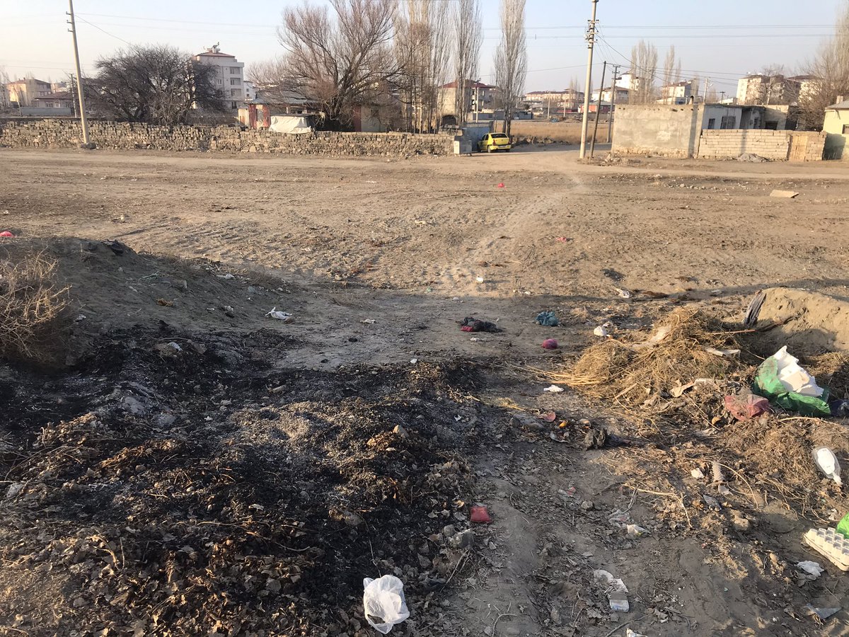 İşte burası Iğdır Oluyor her gün bu yollardan gelip gidiyoruz ne yol var ne bakım var çöpün ortasından geçip gidiyoruz buralara bakım yapıp yeşillendirme bu kadar mı zor <a href="/igdirbelediye/">Iğdır Belediyesi</a>