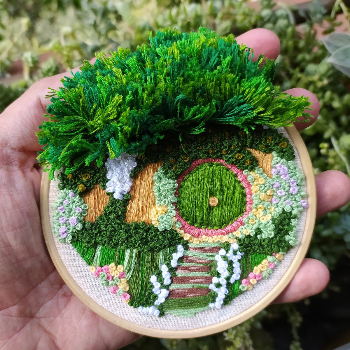 hechicero1378's tweet photo. También presumo por aquí la hermosa casita Hobbit que me hizo mi amiga @kellymanosalva que esta empezando su emprendimiento. En Instagram se llaman @ https://t.co/CwN54fnUdm vayan y la siguen. 
#tolkien #tolkiencollection #tolkienfandom #hobbit https://t.co/zgnFngb1a3