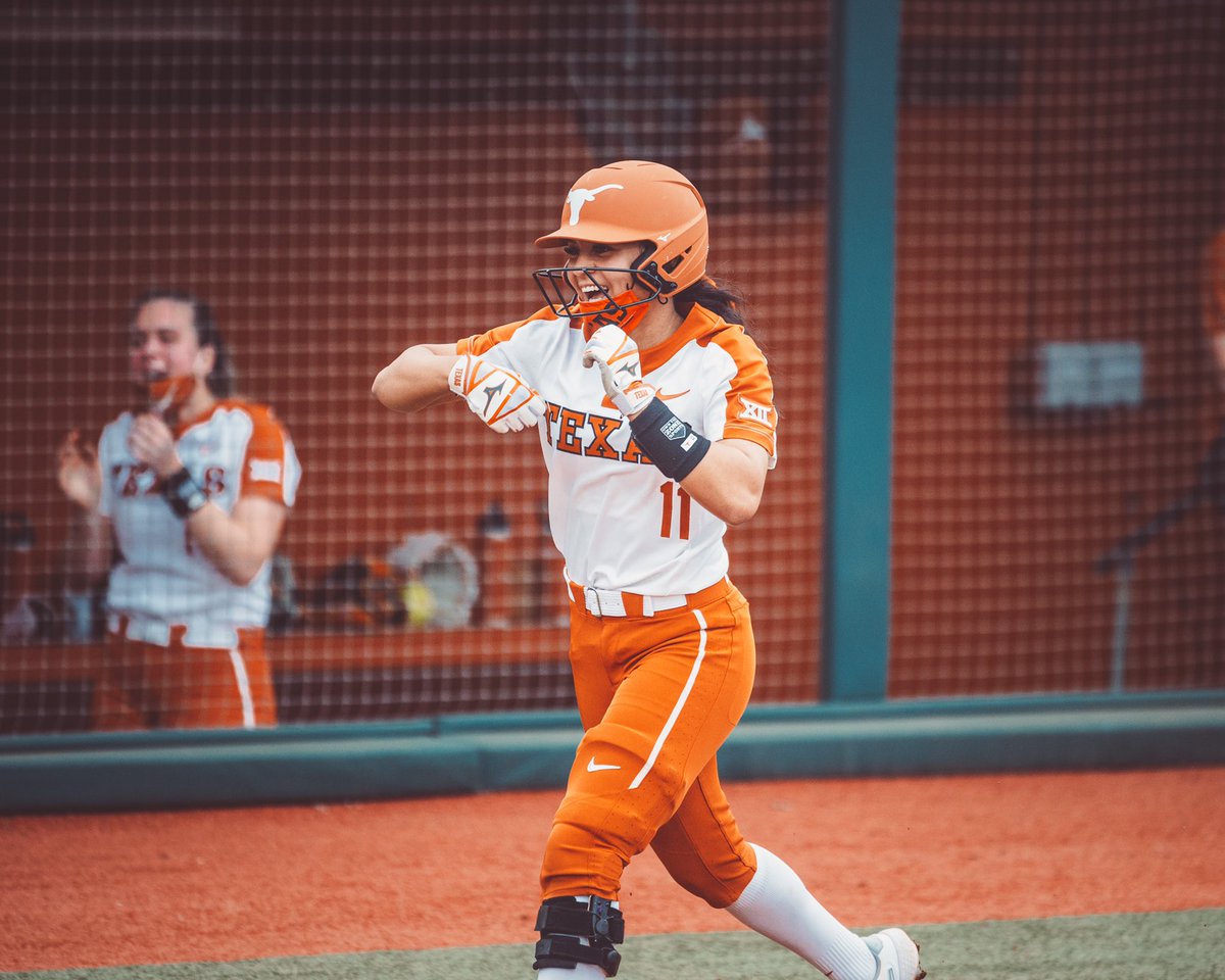 TexasSoftball's tweet photo. The Longhorns did some eating in the second by hitting 3️⃣ bombs on the way to putting up a 7️⃣-spot! 🤘

E2 - UCONN 2 - TEXAS 10 https://t.co/IS8Jw14Yb0