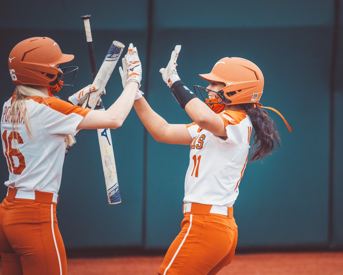 TexasSoftball's tweet photo. The Longhorns did some eating in the second by hitting 3️⃣ bombs on the way to putting up a 7️⃣-spot! 🤘

E2 - UCONN 2 - TEXAS 10 https://t.co/IS8Jw14Yb0