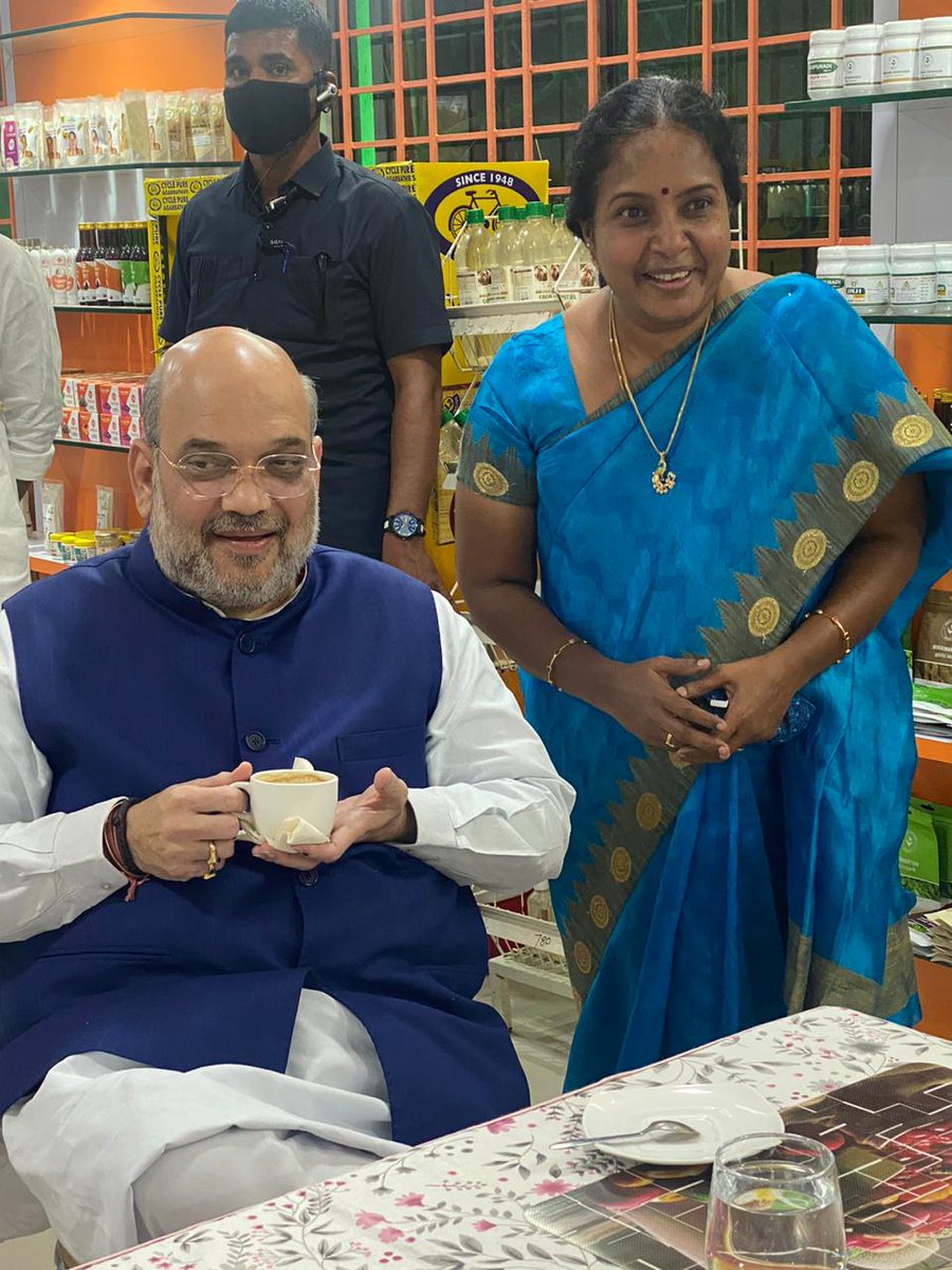 VanathiBJP's tweet photo. மதுராந்தகத்தில் சாலையோர உணவகத்தில் உணவருந்திய @HMOIndia திரு. @AmitShah அவர்கள். உடன் @blsanthosh , @Gen_VKSingh , @kishanreddybjp , @CTRavi_BJP , @PonnaarrBJP 

கடின உழைப்பிற்கும் எளிமைக்கும் உதாரணம். 

Our leader inspires us by hardwork and simplicity. https://t.co/zRIH8qDvYN