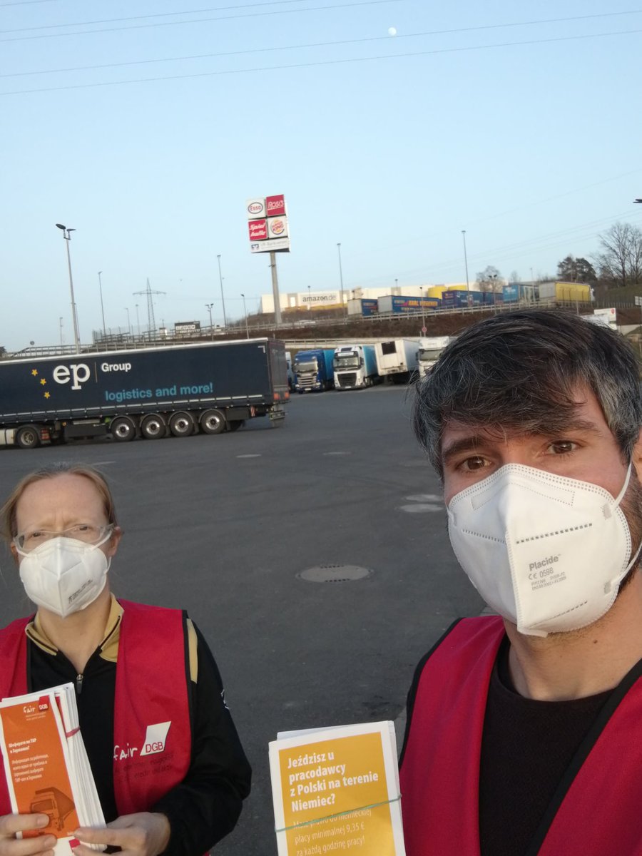 FaireMobilitaet's tweet photo. Rund um das #Amazon-Logistikzentrum in #BadHersfeld haben wir mit #Lkw-Fahrern gesprochen, deren Unternehmen im Auftrag von Amazon arbeiten. Viele der Fahrer sind aus Osteuropa und verdienen pro Tag um die 60 Euro, ohne zusätzliche Spesen. 
@_verdi @dgb_news https://t.co/o32MbzqraC