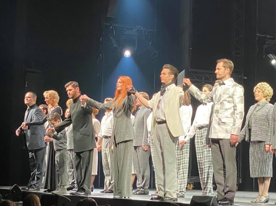 AlferovaYulya's tweet photo. Со вчерашнего дня я полюбила мюзиклы. И все потому что это «Шахматы» в Московском Бродвее. 
Это потрясающе, глубоко, цепляюще 👏🏻

В основе сюжета – история соперничества русского и американского гроссмейстеров на фоне холодной войны между двумя сверхдержавами, СССР и США. https://t.co/1oZdlJzP8e