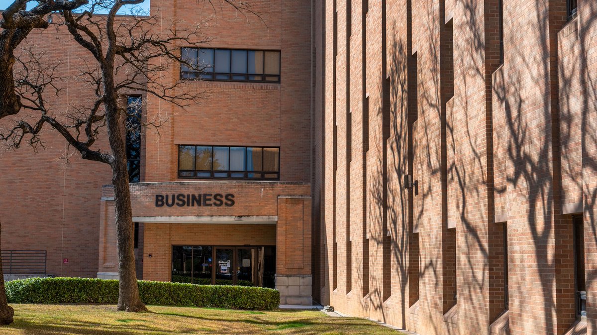 UTArlington's tweet photo. All business in this building! #MaverickCountry https://t.co/cDlc7zwIqJ