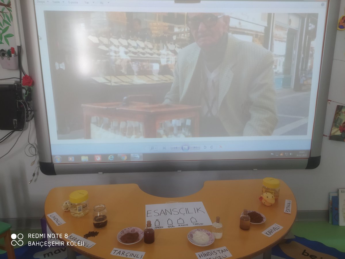 TlinYalcin1's tweet photo. Eski zamanlarda insanlar güzel kokuları nasıl yapmışlar? Biz de deneyelim dedik. Bakalım sonuç nasıl olacak? @tugbaozdinc @TugbaAbanoz @Olcayozbey @hayripadak @sirinturkcelik @kusadasi_BK #heranimdabahcesehir https://t.co/UPN4jbponR