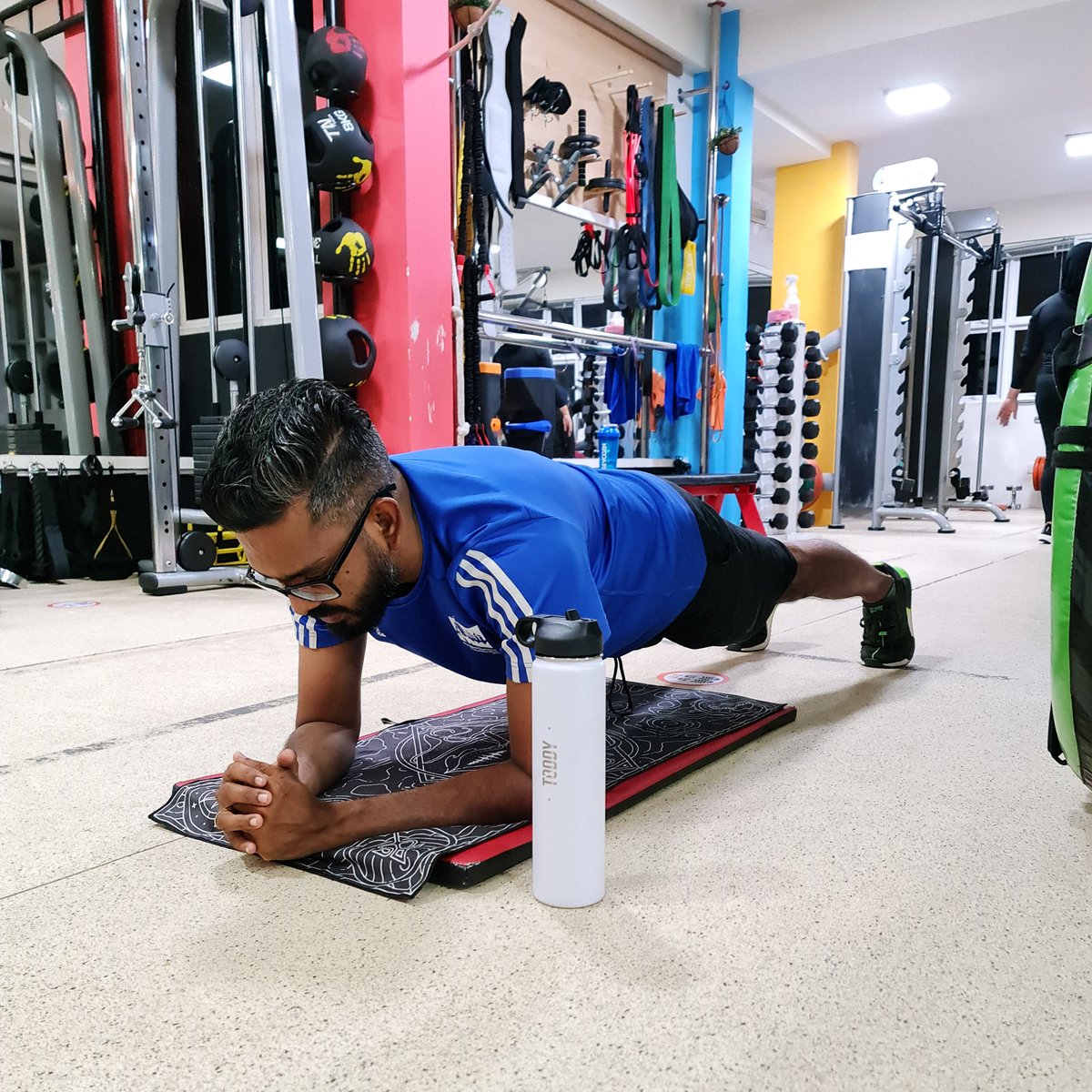 Sharaff__'s tweet photo. ‘WHAT HURTS TODAY MAKES YOU STRONGER TOMORROW.’
— JAY CUTLER
.
.
.
.
.
#gym #workout #plank #plankworkout #2021goals #glowfit #stayhealthy #fitness #ToddyActiveTowel #flask #amaldivianstory #weartoddy #drinktoddy #saynotosingleuseplastic #nosingleuse #noplastic #refusethestraw https://t.co/k9TDg12IIg