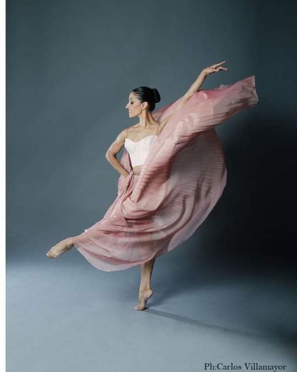 Feliz día para todos mi admirados colegas !!! Orgullosa de ser Bailarina...profesión que amo con toda mi alma !!!