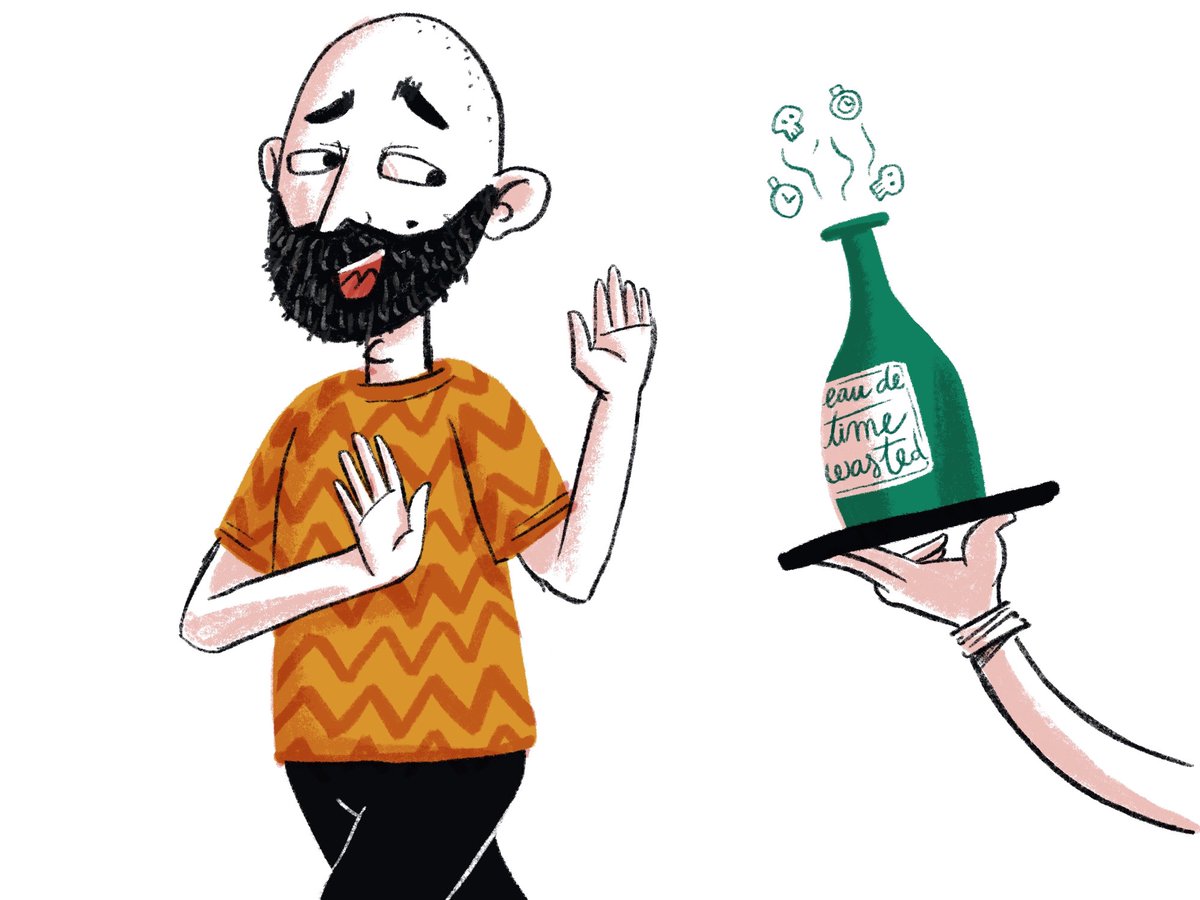 Парень с бутылкой воды. Женская рука держит бутылку. Человек протягивает бутылку. Бутылка воды в руке. Дал бутылку человеку.