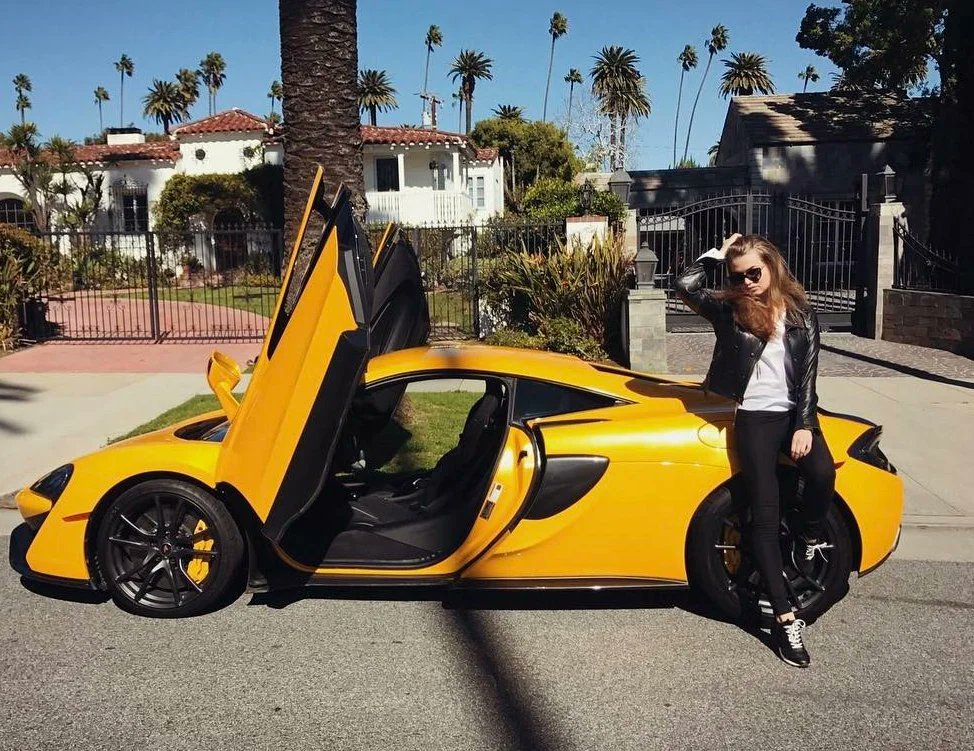 Russians_Life's tweet image. Дочь министра энергетики России Александра Новака  Алина Новак передает привет бывшим соотечественникам из Испании и предлагает не раскачивать лодку, а терпеливо дожидаться процветания и стабильности!😉