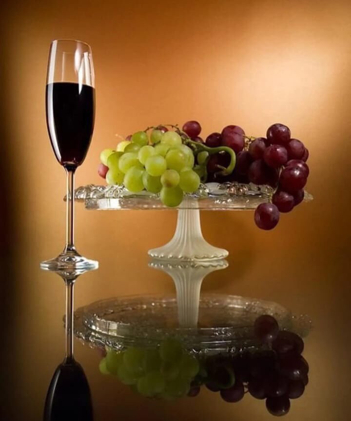 Изысканного вечера. Натюрморт с вином и фруктами. Вино и цветы. Фужер с вином и фруктами. Вино и виноград.