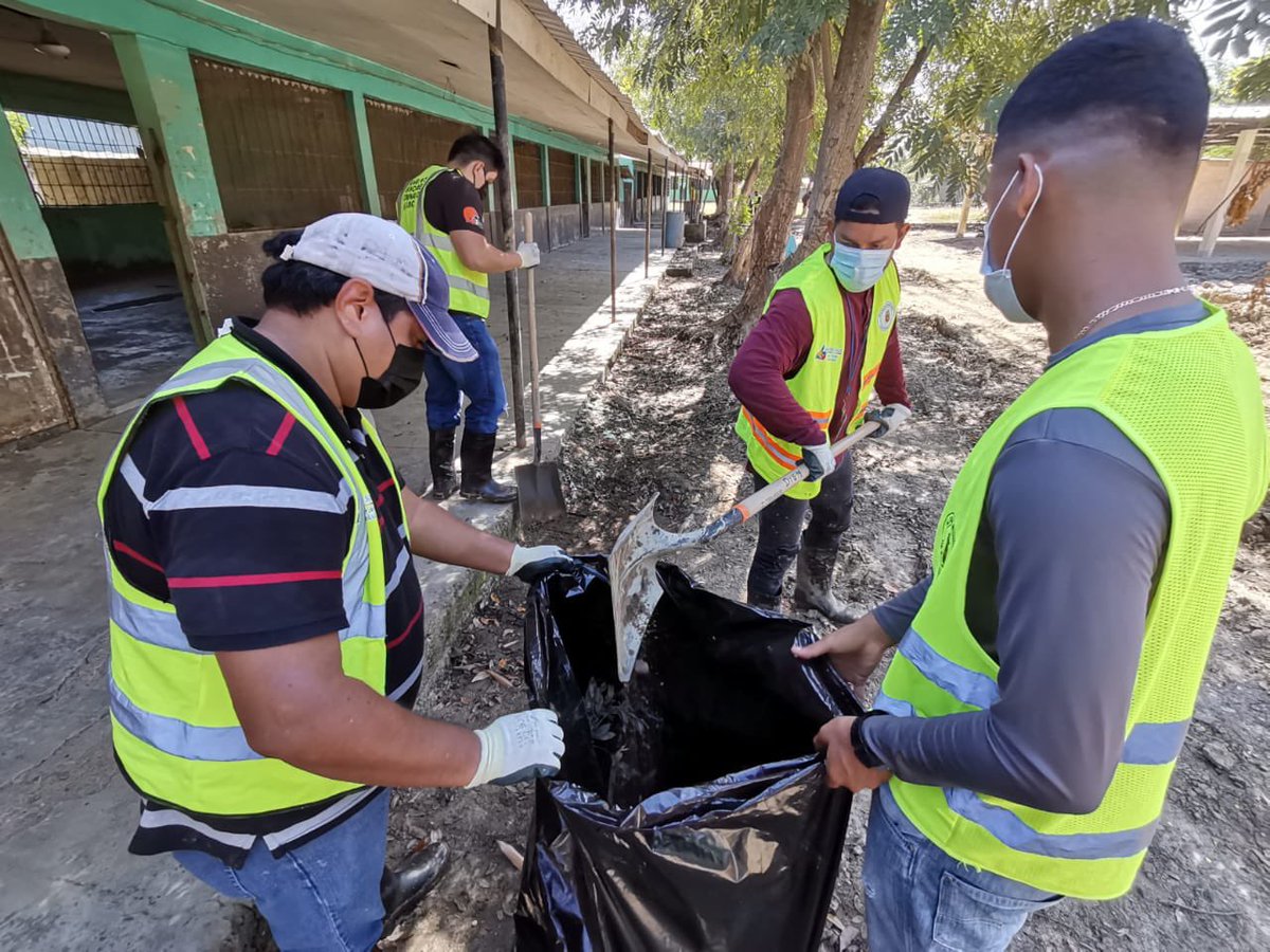 armandocalisps's tweet photo. Son #79Días de trabajo voluntario.
Este #Domingo #28Febrero nuestros empleados y equipos municipales continúan ayudando en la limpieza de vías y de la escuela Fesitranh de la colonia
Céleo Gonzales del distrito #RiveraHernández, afectado por las lluvias.

#HechosNoPalabras https://t.co/d5dwLs3wwP