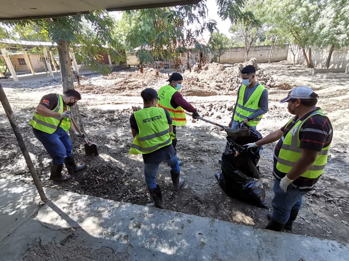 armandocalisps's tweet photo. Son #79Días de trabajo voluntario.
Este #Domingo #28Febrero nuestros empleados y equipos municipales continúan ayudando en la limpieza de vías y de la escuela Fesitranh de la colonia
Céleo Gonzales del distrito #RiveraHernández, afectado por las lluvias.

#HechosNoPalabras https://t.co/d5dwLs3wwP