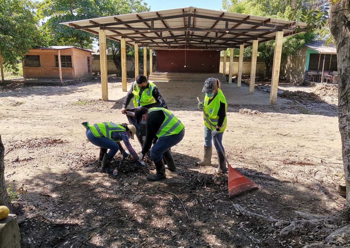 armandocalisps's tweet photo. Son #79Días de trabajo voluntario.
Este #Domingo #28Febrero nuestros empleados y equipos municipales continúan ayudando en la limpieza de vías y de la escuela Fesitranh de la colonia
Céleo Gonzales del distrito #RiveraHernández, afectado por las lluvias.

#HechosNoPalabras https://t.co/d5dwLs3wwP