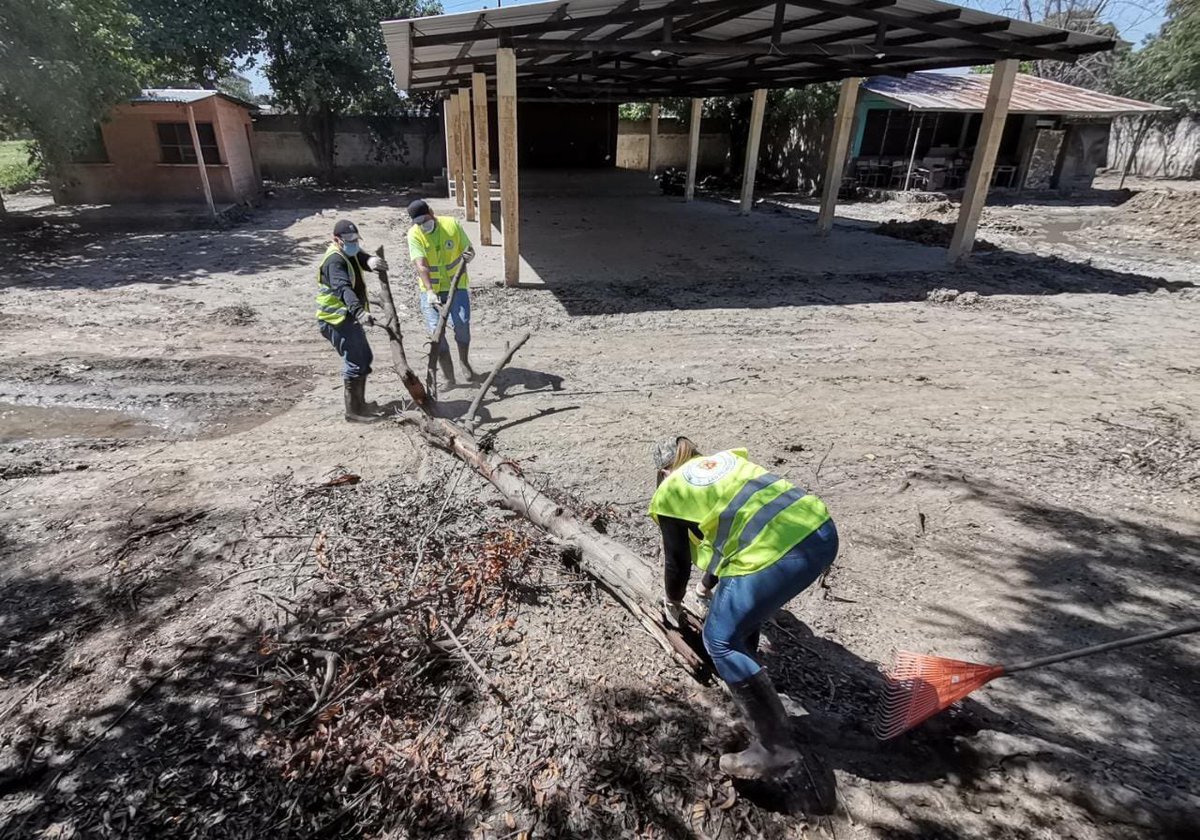 armandocalisps's tweet photo. Son #79Días de trabajo voluntario.
Este #Domingo #28Febrero nuestros empleados y equipos municipales continúan ayudando en la limpieza de vías y de la escuela Fesitranh de la colonia
Céleo Gonzales del distrito #RiveraHernández, afectado por las lluvias.

#HechosNoPalabras https://t.co/d5dwLs3wwP