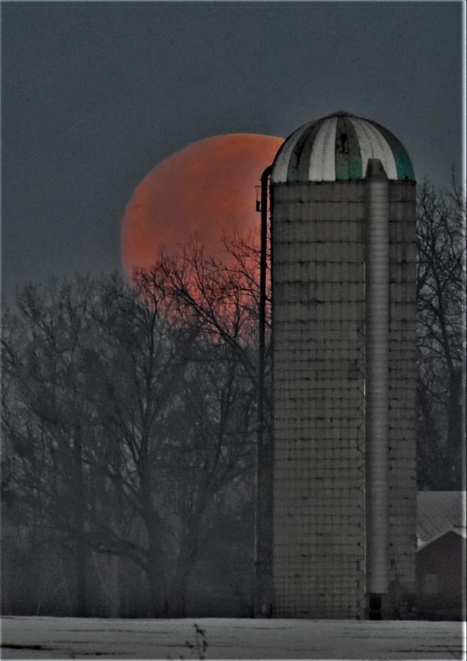 Savnbrit's tweet photo. Moon setting two mornings ago! https://t.co/NG5x3gM23p
