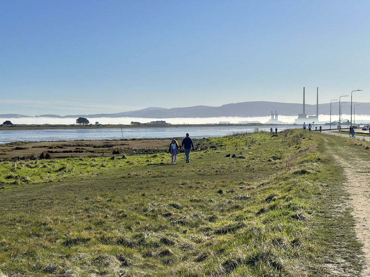 PatrickMooney's tweet photo. Lovely fog covering Dublin Bay earlier today. #SpringInDublin https://t.co/4xxpgtTB6V