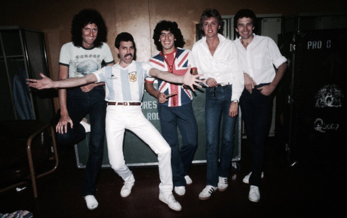 cristianivic's tweet photo. Esta foto entre Queen y Maradona hoy está cumpliendo 40 años.
Yo todavía no estaba ni en los huevos de mí viejo. 
Que locura. https://t.co/dJDxECbuOo